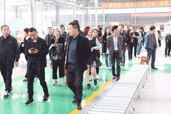 中至信加盟商参观车间