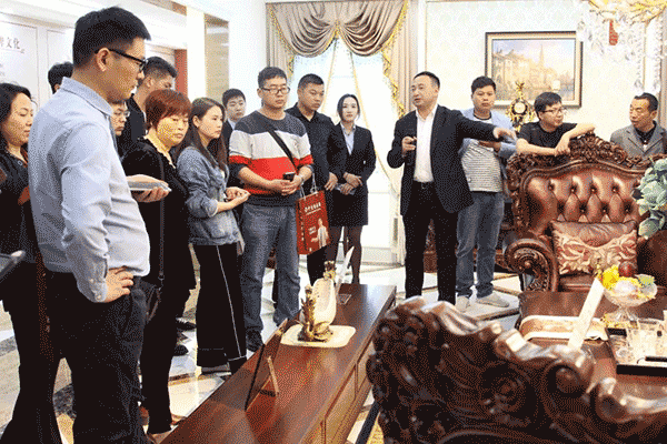 中至信加盟商参观展厅